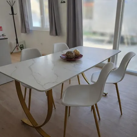 Suzi's Garden أفيرو