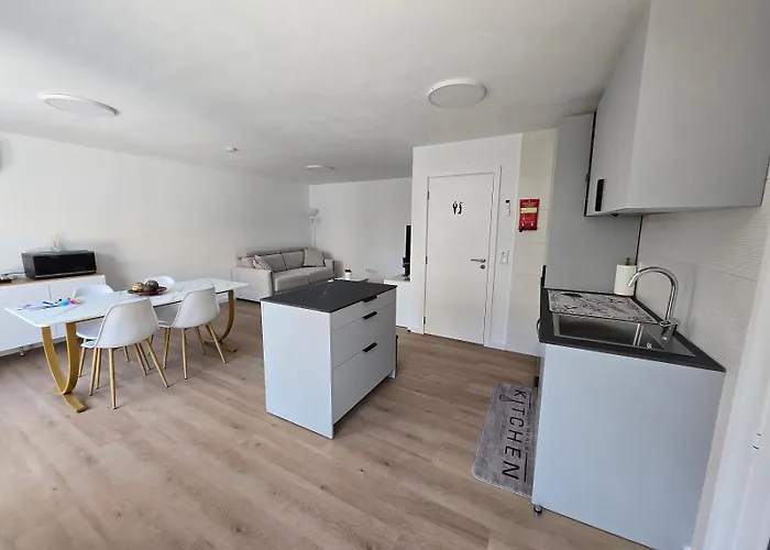 Suzi's Garden أفيرو