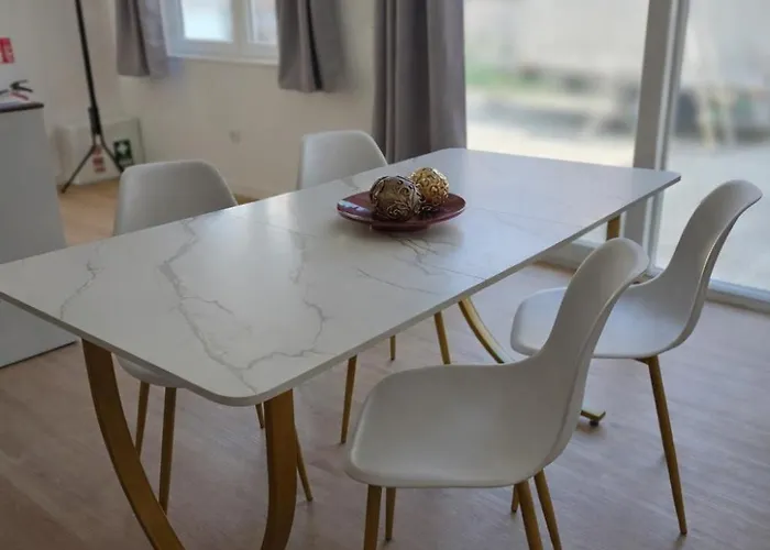 Suzi's Garden أفيرو